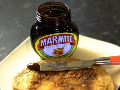 Tostada con pasta para untar Marmite, marca de Unilever.