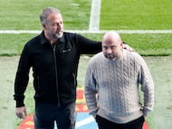 Hansi Flick abraza a Manolo González durante su encuentro este jueves en campo del Espanyol.