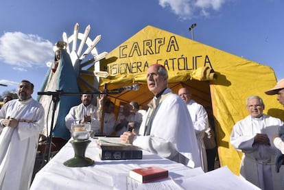 El cardenal Mario Poli oficia la misa en la plaza Constituci&oacute;n.