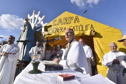 El cardenal Mario Poli oficia la misa en la plaza Constitución.