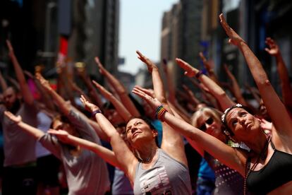 Participantes en una sesión de yoga en Times Square, Nueva York (EE UU).