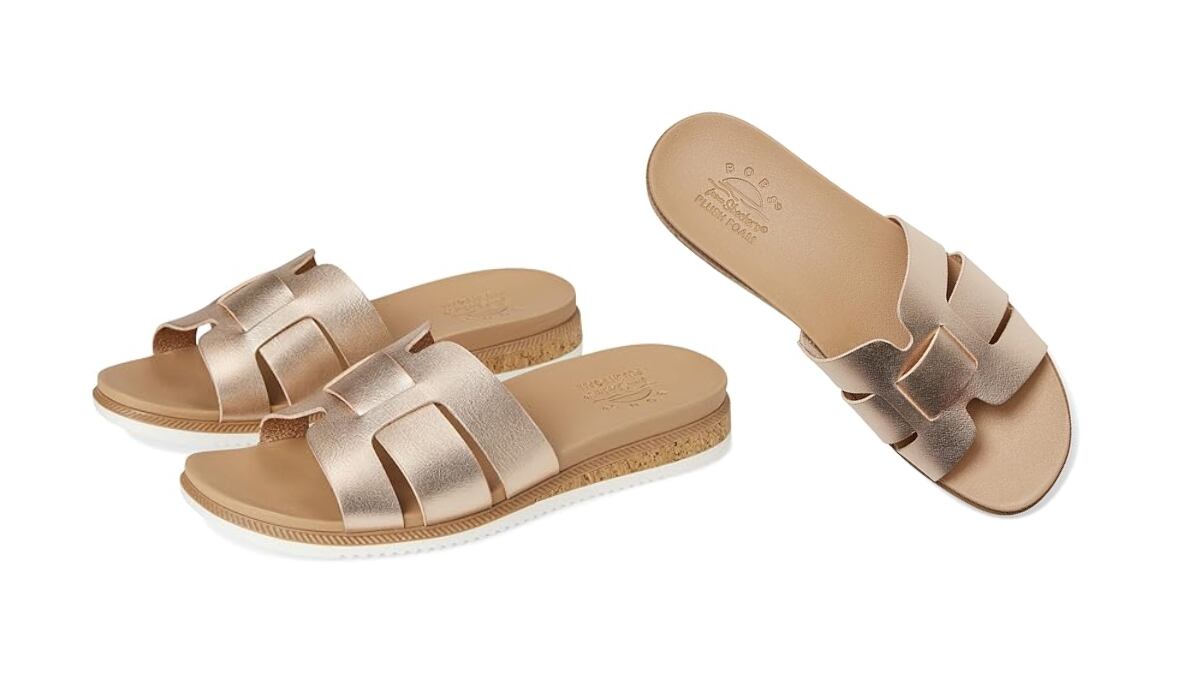 Las sandalias doradas de Skechers que parecen de lujo.