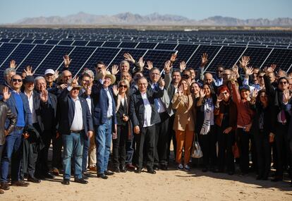 A principios de mes, el canciller Marcelo Ebrard invitó a embajadores y diplomáticos a conocer de primera mano la planicie cubierta de celdas solares que rompen con su simetría la armonía de los complejos turísticos que se desdoblan a lo largo del municipio costero. En la imagen, Ebrard junto al gobernador de Sonora, Alfonso Durazo, y el embajador de Estados Unidos en México, Ken Salazar, además de diferentes funcionarios y diplomáticos, en la central fotovoltaica, el pasado 2 de febrero.