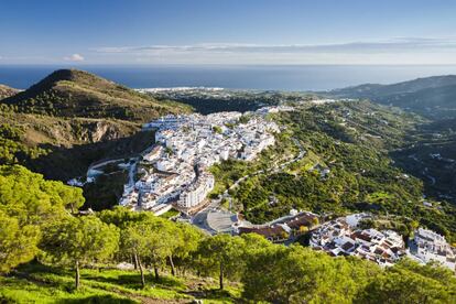 Vista de la localidad malagueña de Frigiliana, con el Mediterráneo al fondo.