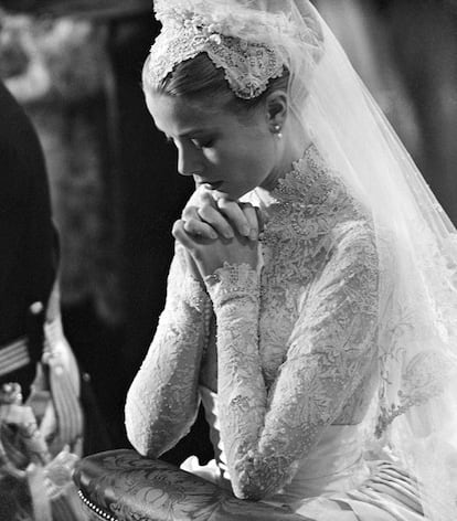 Grace Kelly, rezando durante la ceremonia.