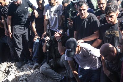 Decenas de palestinos se reúnen durante el funeral de Jihad Maharaj Ibrahim Shehadeh, de 22 años, Izz al-Din Raed Hussein Awad, de 25 años, Qasim Muhammad Rajab, de 20 años, y Moamen Saed Mahmoud Balawi, de 20 años, asesinados por el ejercito israelí.