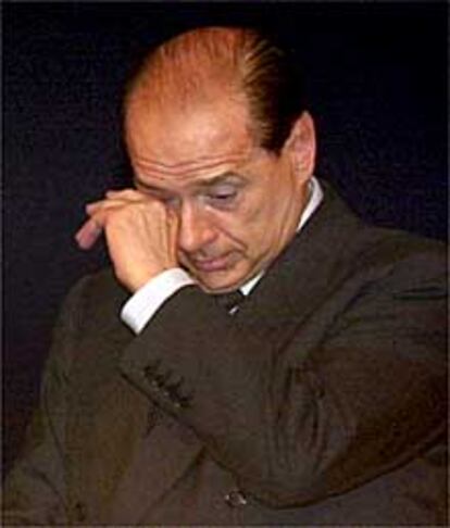 Berlusconi, emocionado tras cantar el himno nacional en un acto político, ayer en Roma.