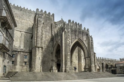 Fachada de la catedral de Santa María de Tui (Pontevedra), lugar de paso de los peregrinos a Santiago de Compostela.