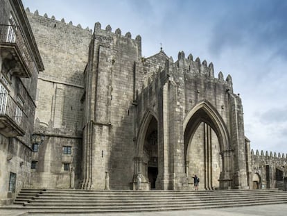 Fachada de la catedral de Santa María de Tui (Pontevedra), lugar de paso de los peregrinos a Santiago de Compostela.