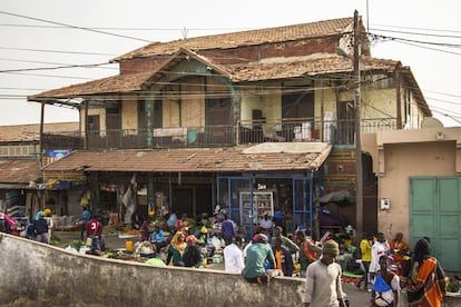 La antigua estación de tren, joya patrimonial completamente dejada a su suerte, en medio del principal mercado de la ciudad. Situada en Sor (zona identificada para su protección) es uno de los edificios más emblemáticos y prioritarios para su restauración, como se ha hecho con su homóloga en Dakar.