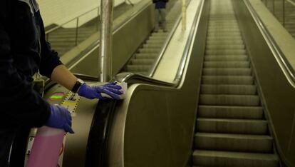 Limpiadora en el metro de Lisboa