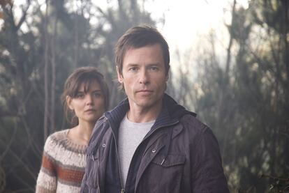 Guy Pearce y Katie Holmes, en <i>No tengas miedo a la oscuridad.</i>