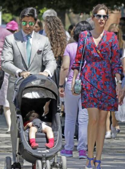 Francisco Rivera, con Lourdes Montes y su hija.