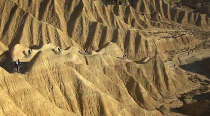 Ciclistas en el desierto de las Bardenas Reales, en Navara.