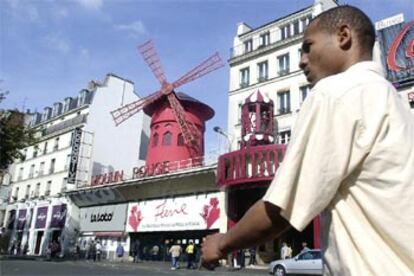 Fachada del célebre cabaré parisiense Moulin Rouge.