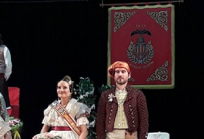 La vicepresidenta valenciana Mónica Oltra, a la izquierda, este domingo vestida de fallera mayor.