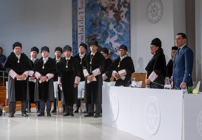 El presidente de la Junta, Juan Manuel Moreno, acompañado de los rectores de las universidades andaluzas, durante el acto solemne de apertura del curso 2024-2025, en Huelva.