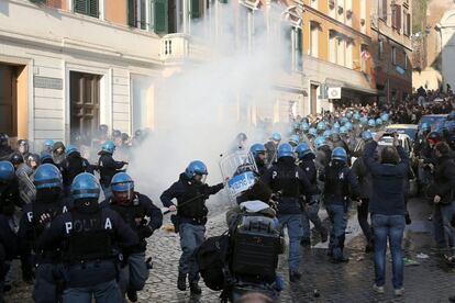 Aficionados del Feyenoord se enfrentan a la Policía.