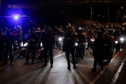 Agents de policia controlen un grup d'independentistes que han bloquejat una entrada a Barcelona.