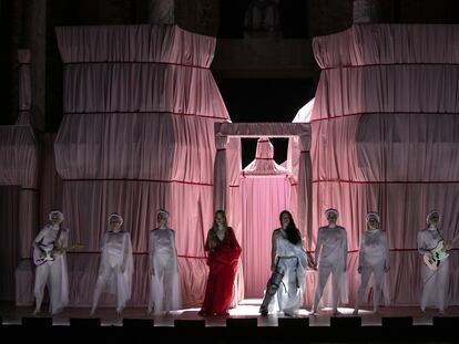 Christina Rosenvinge (de rojo), durante un pase gráfico del montaje de 'Safo' en el Teatro Romano de Mérida.