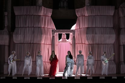 Christina Rosenvinge (de rojo), durante un pase gráfico del montaje de 'Safo' en el Teatro Romano de Mérida.