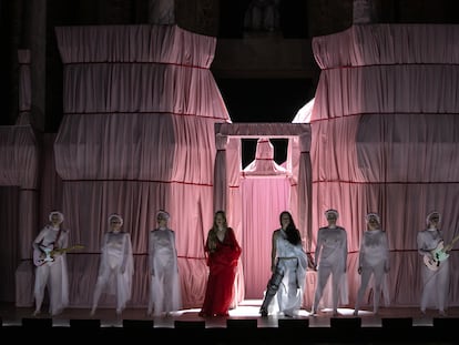 Christina Rosenvinge (de rojo), durante un pase gráfico del montaje de 'Safo' en el Teatro Romano de Mérida.