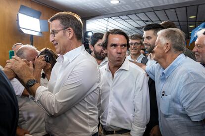 Feijóo, acompañado de el expresidente Aznar, llega al Auditorio Víctor Villegas de Murcia, el pasado día 12. 