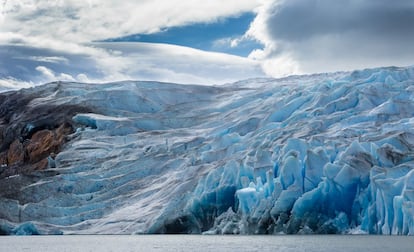 Son los hielos de la Patagonia chilena. De los Campos de Hielo Sur se desprenden 49 glaciares, que forman parte de dos parques nacionales: Torres del Paine y Bernardo O’Higgins. Los visitantes ponen a prueba sus destrezas al caminar sobre hielo por sus blancos caminos y escalar sus escarpadas alturas. El monte Fritz Roy, que parece tocar el cielo, es uno de los de mayor dificultad para escalar a nivel mundial. En una postal blanca en donde el ser humano se enfrenta a la inmensidad de la naturaleza.