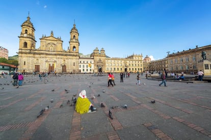 La plaza de Bolívar, en el centro de Bogotá, con la Catedral Primada de Colombia al fondo.