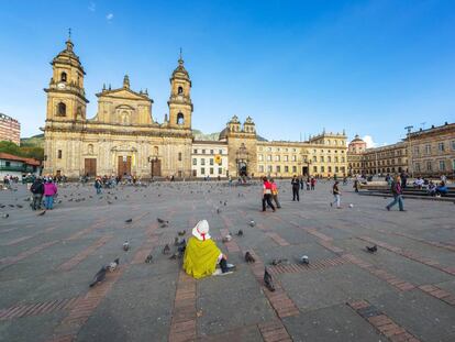 La plaza de Bolívar, en el centro de Bogotá, con la Catedral Primada de Colombia al fondo.