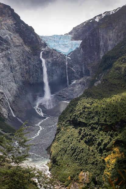 Un destino verde. Chile ha sido galardonado como el mejor destino verde del mundo en la 29ª edición de los World Travel Awards, conocidos también como los Oscar del turismo. El premio, que ya había recaído en el país andino en 2019 y 2020, reconoce sus múltiples y variados atractivos como destino de naturaleza —que abarca desde los desiertos del altiplano de Atacama, en el norte, hasta los remotos fiordos y glaciares de la Patagonia, en el sur—, y la planificación, desarrollo y fomento de experiencias turísticas sostenibles. En la imagen, La cascada de Ventisquero Colgante, en el parque nacional Queulat.