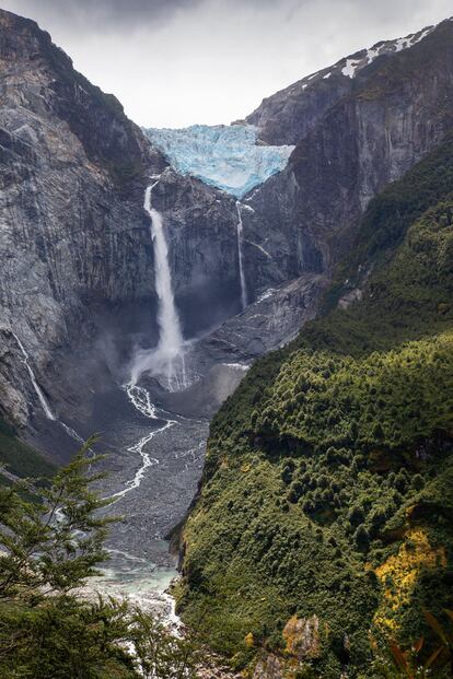 Un destino verde. Chile ha sido galardonado como el mejor destino verde del mundo en la 29ª edición de los World Travel Awards, conocidos también como los Oscar del turismo. El premio, que ya había recaído en el país andino en 2019 y 2020, reconoce sus múltiples y variados atractivos como destino de naturaleza —que abarca desde los desiertos del altiplano de Atacama, en el norte, hasta los remotos fiordos y glaciares de la Patagonia, en el sur—, y la planificación, desarrollo y fomento de experiencias turísticas sostenibles. En la imagen, La cascada de Ventisquero Colgante, en el parque nacional Queulat.