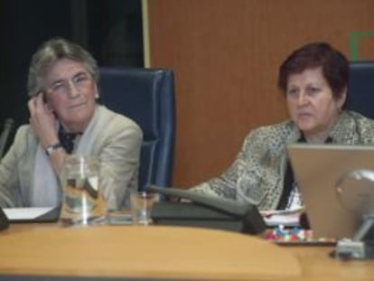 La doctora Juncal Etxeberria (izquierda), durante su comparecencia en la comisión junto a la presidenta de esta, la socialista Mertxe Agúndez.