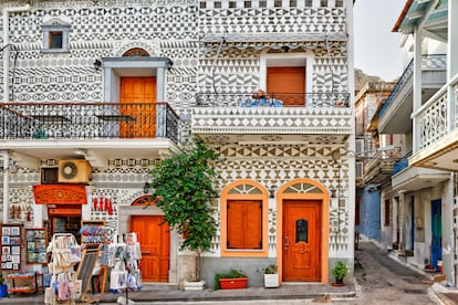 Casas tradicionales decoradas con los famosos patrones geométricos rayados en el pueblo medieval de masilla de Pyrgi en la isla de Chios, Grecia. 