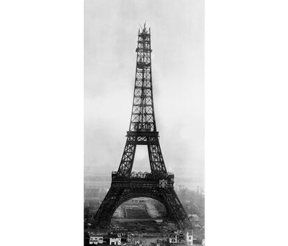 Corría el año 1889 cuando se tomó esta imagen. La torre, inicialmente, medía 300 metros, pero luego se añadió una antena que elevó su altura sobre los 320 metros. Hasta 1930 fue la construcción más alta del mundo.