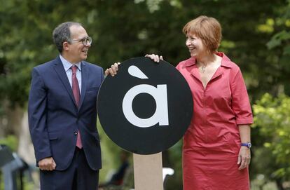 Enrique Soriano y Empar Marco, con el logo de la nueva radiotelevisión valenciana.