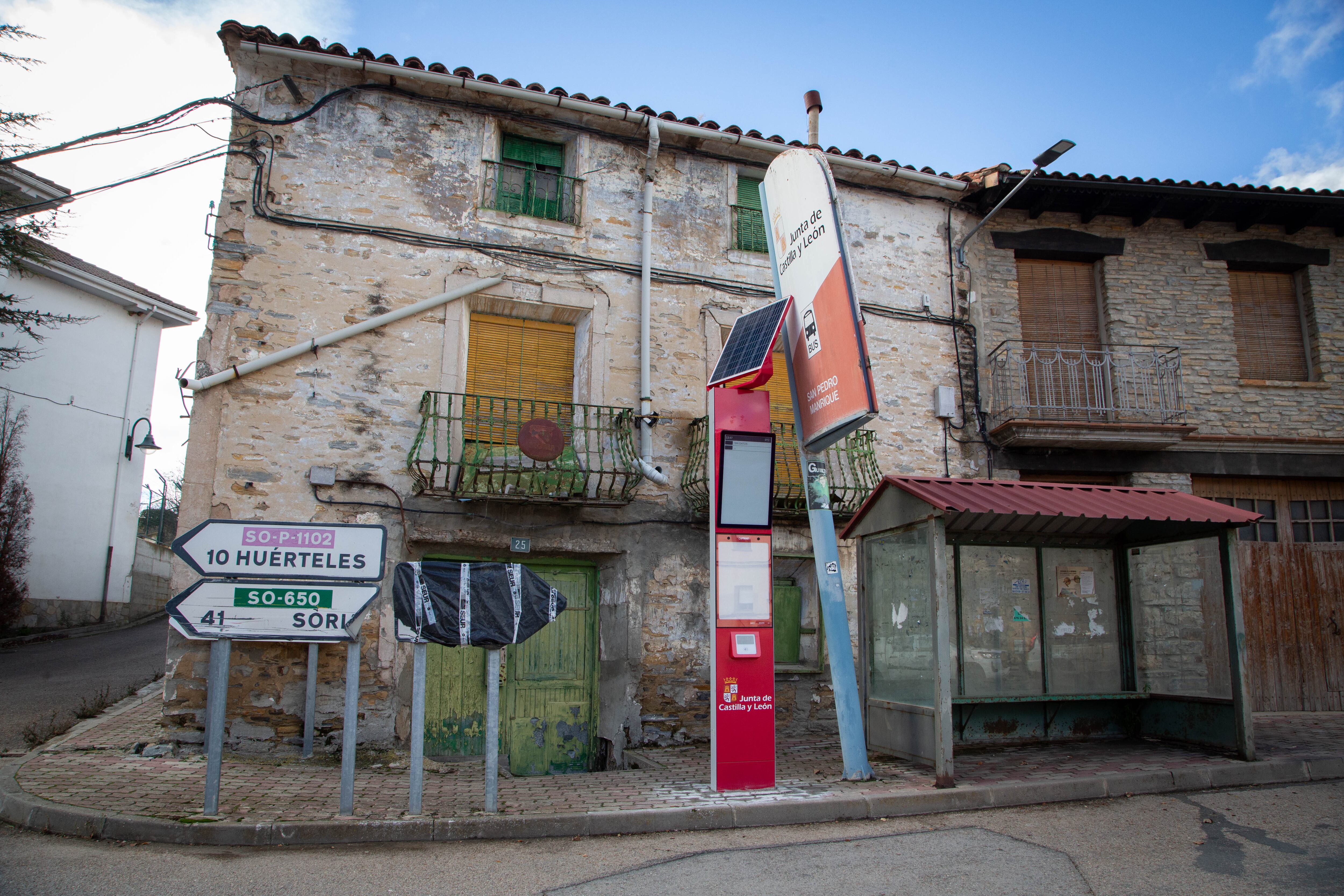 Algunas casas deterioradas en San Pedro Manrique, este miércoles en Soria. 