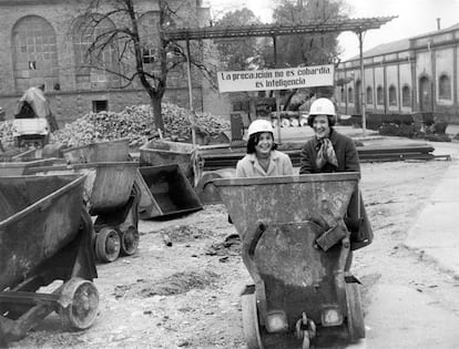 Enero de 2014. La Agencia Efe celebra su 75º aniversario con una exposición de 75 fotografías entre las que figura una imagen en la que aparecen dos mujeres con casco junto a una vagoneta cargada de cinabrio. Son Esperanza Galván y Julia Dorado, las dos primeras mujeres ingenieras de minas de España, posando en las minas de Almadén, en la provincia de Ciudad Real, que forma parte del patrimonio mundial del mercurio junto con las de Idria, en Eslovenia. El sitio español, inscrito en 2012, incluye un castillo (el de Retamar), edificios religiosos y pozos tradicionales.