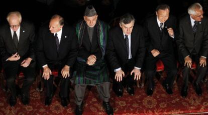 De izquierda a derecha, el enviado de la ONU Kai Eide, el líder ismaelí Aga Khan, Hamid Karzai, Gordon Brown y Ban Ki-moon.