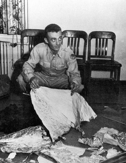 El comandante Jesse Marcel, oficial de inteligencia en el campo aéreo de Roswell Army, sostiene los restos de un "disco volador" encontrado en un rancho de ovejas a 120 kilómetros de Roswell, Nuevo México. Marcel sostuvo que el material parecía "no de esta Tierra". Fue en julio de 1947
