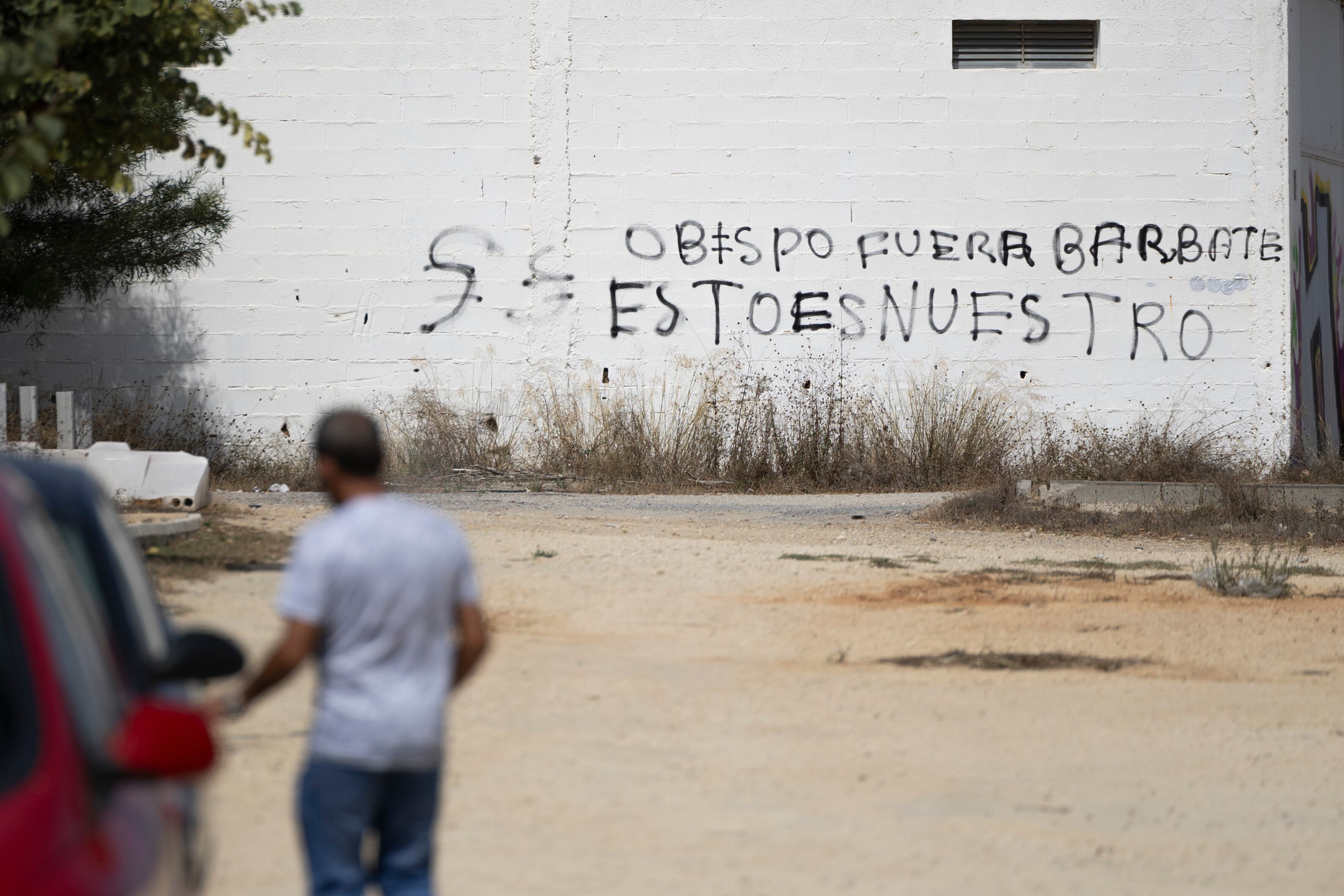 Pintadas contra el Obispado en las cercanías del cementerio de Barbate, Cádiz, realizadas el pasado mes de agosto.