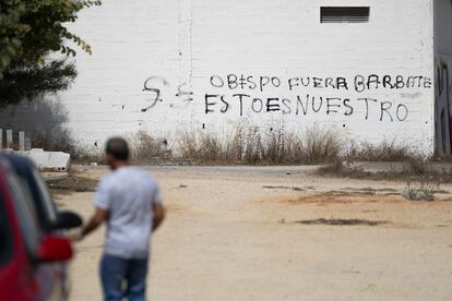 Pintadas contra el Obispado en las cercanías del cementerio de Barbate (Cádiz).