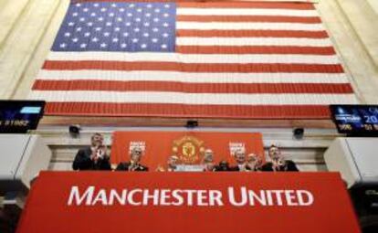 En la imagen, Joel (3i) y Avram Glazer (4i), propietarios del Manchester United, visitan la Bolsa de Nueva York, Estados Unidos. El pasado viernes 10 de agosto las acciones del Manchester United comenzaron a cotizar en Wall Street.