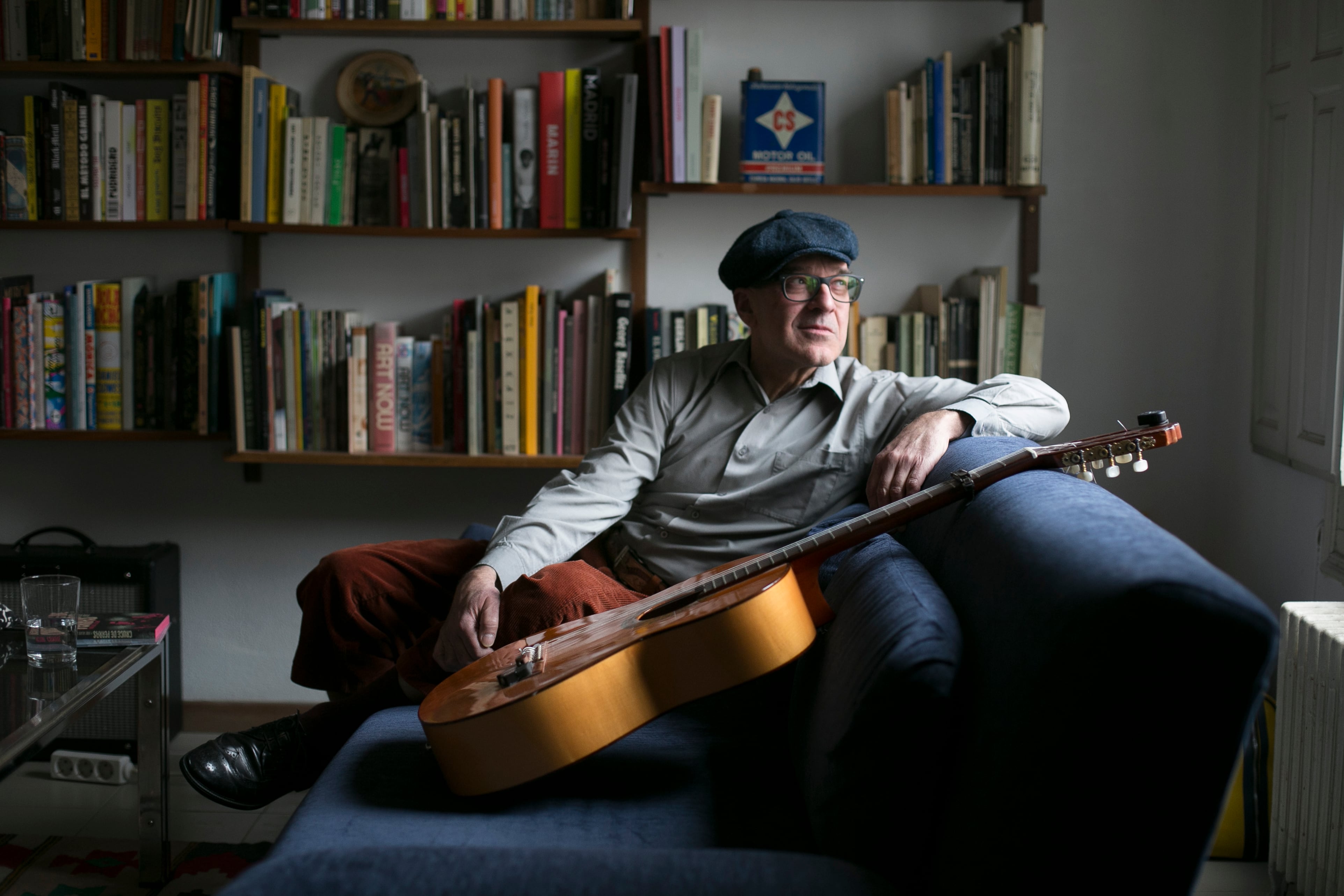 Víctor Coyote, músico y artista, retratado en su casa en Madrid, el 6 de marzo de 2026 con motivo del lanzamiento de su disco recopilatorio 'El propio' y de su libro 'Cruce de perras'.