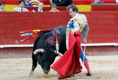 Román, en un lance en su primer toro.