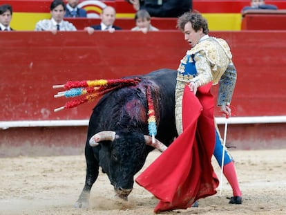 Román, en un lance en su primer toro.