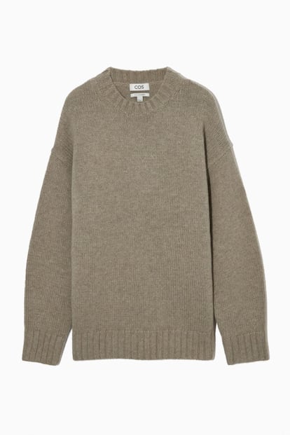 Pocos tejidos más asociados al invierno que el cashmere. Por ello es uno de los materiales que COS usa en su nueva colección, con la particularidad de que en algunas de sus prendas, como este jersey, lo presenta sin teñir, con una coloración completamente natural. Cada pieza está realizada con fibras crudas de pelo de cabra cashmere retorciéndolas para crear nuevos hilos a los que no se les aplica lejía, blanqueamiento ni tintes químicos, por lo que se reduce su impacto en el medio ambiente. Precio: 225 euros. www.cos.com.