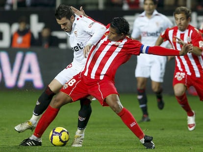 Acasiete intenta arrebatar el balón a Negredo.