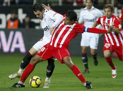 Acasiete intenta arrebatar el balón a Negredo.