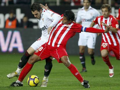 Acasiete intenta arrebatar el balón a Negredo.
